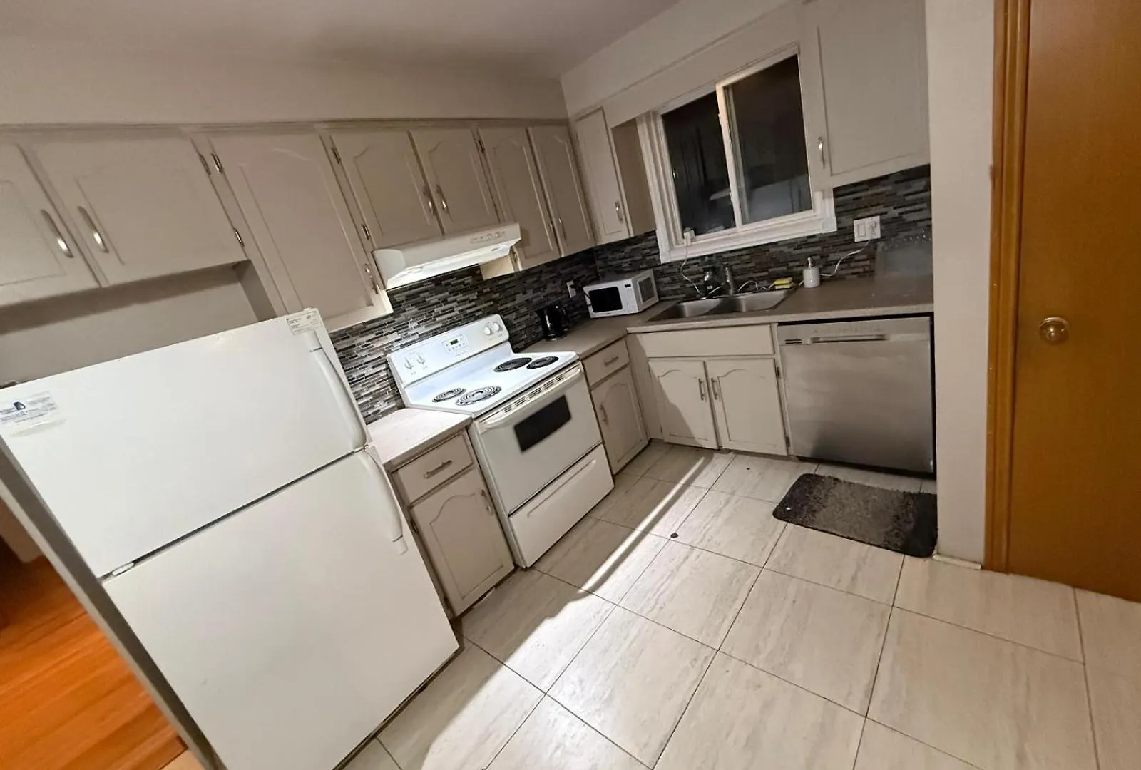Heavy Price Cut-Book Now!- Next To Airport, Downtown,Transit Apartment Kitchener